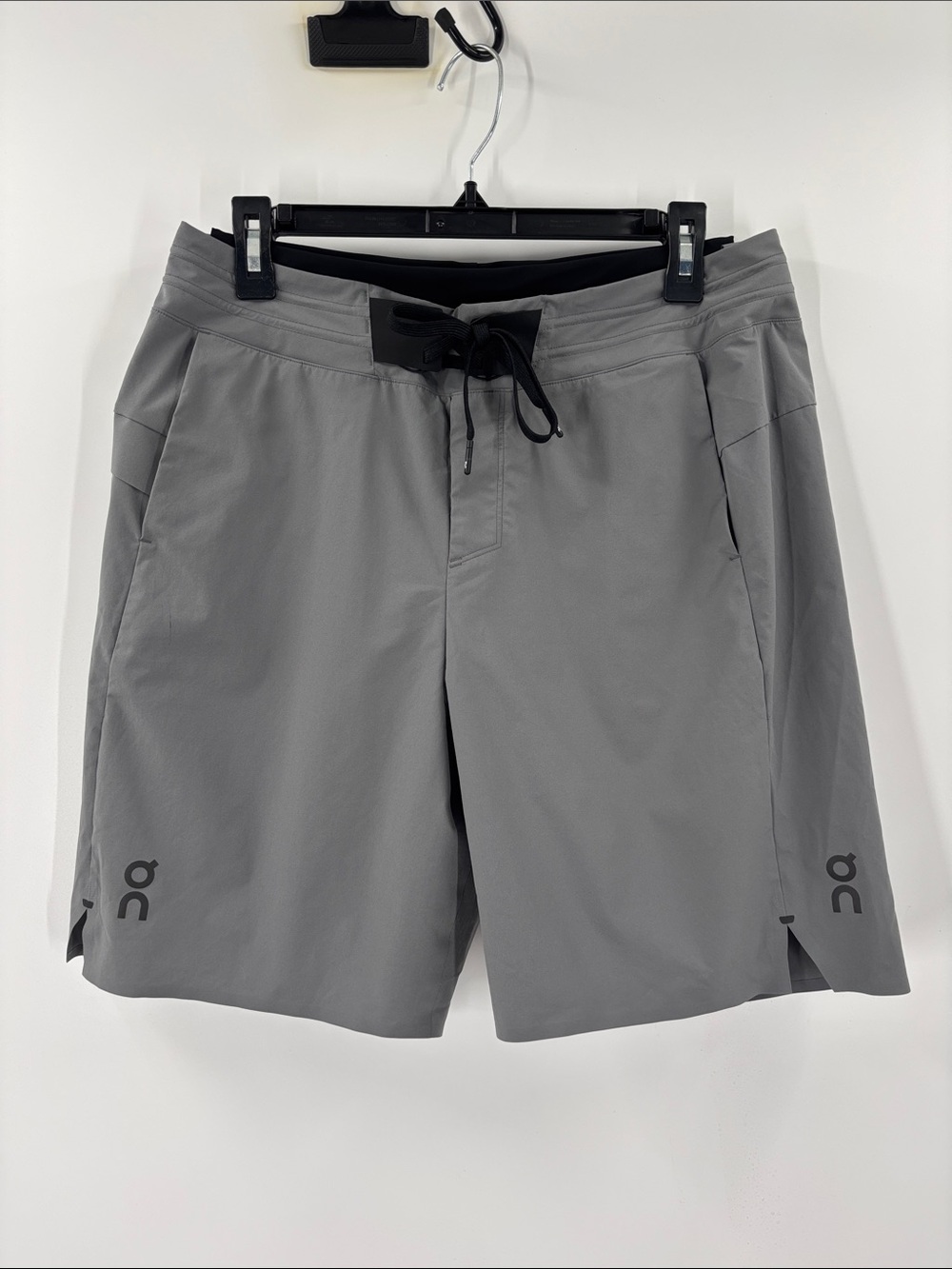 On Running Men’s Shorts Size Medium 2 in 1